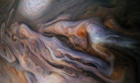 Wahana antariksa Juno mengabadikan fenomena unik di planet Jupiter.