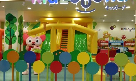 Wahana Kidzoonia di dalam AEON BSD City Store.