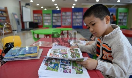 Anak-anak sedang memabaca buku (ilustrasi) 