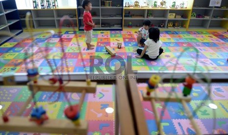 Wahana Ramah Anak-Anak. Anak-anak membaca koleksi buku di Perpustakaan Daerah DKI Jakarta, Taman Ismail Marzuki, Rabu (8/7).  