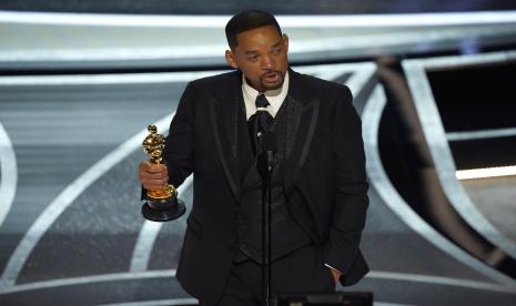 Wajah aktor Will Smith tampak basah oleh air mata saat menyampaikan pidato kemenangannya sebagai Aktor Terbaik dalam gelaran Oscar di Dolby Theatre, Los Angeles, Amerika Serikat, Ahad (27/3/2022). Smith meraih penghargaan itu atas perannya dalam film King Richard.