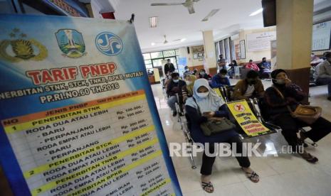 Wajib pajak mengantre di loket pelayanan Kantor Bersama Sisitem Adminsitrasi Manunggal Satu Atap (KB SAMSAT) Wlingi Blitar, Jawa Timur, Selasa (14/9/2021). Gubernur Jawa Timur Khofifah Indar Parawansa kembali menggulirkan program pemutihan dan insentif berupa keringanan atau diskon Pajak Kendaraan Bermotor (PKB) sebesar 20 persen bagi kendaraan roda 2 dan tiga, serta diskon sebesar 10 persen untuk kendaraan roda 4 dan seterusnya yang dimulai 9 September hingga 9 Desember 2021, yang diharapkan mampu meringankan beban ekonomi masyarakat di tengah pandemi COVID-19. 