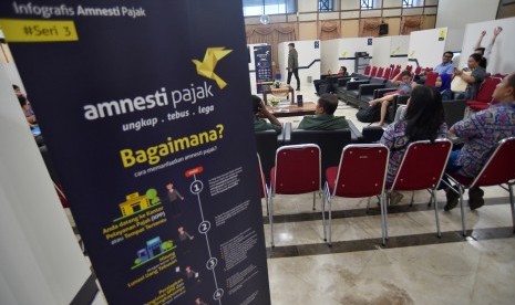 Wajib pajak mengantre untuk melaporkan harta kekayaannya dalam program kebijakan amnesti pajak (tax amnesty) di Kantor Wilayah Direktorat Jenderal Pajak I, Jakarta Selatan, 