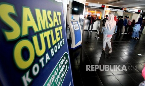 Sebanyak 10 orang pegawai Samsat Bogor terkonfirmasi positif Covid -19. Foto, wajib pajak mengurus perpanjangan Surat Tanda Nomor Kendaraan (STNK) di Samsat Outlet Pusat Pebelanjaan BTM, Bogor, Jawa Barat. (ilustras)