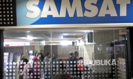 Wajib pajak mengurus perpanjangan Surat Tanda Nomor Kendaraan (STNK) di Samsat Outlet Pusat Pebelanjaan BTM, Bogor, Jawa Barat, Senin (15/10). 