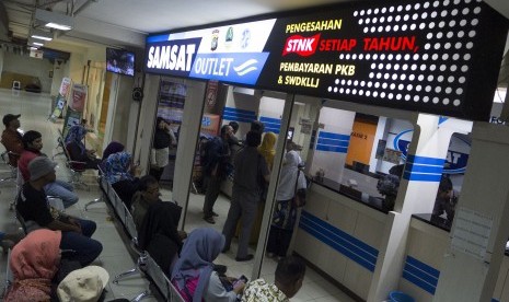 Taxpayers are queuing for renewal of the Vehicle Registration Certificate (STNK) at Samsat Outlet, ITC shopping center Depok, West Java, on Thursday (March 30).