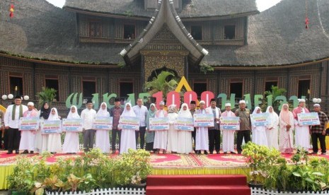 Wakaf 1.000 Hafiz di Istana Pagaruyung, Kabupaten Tanah Datar, Ahad (13/10).