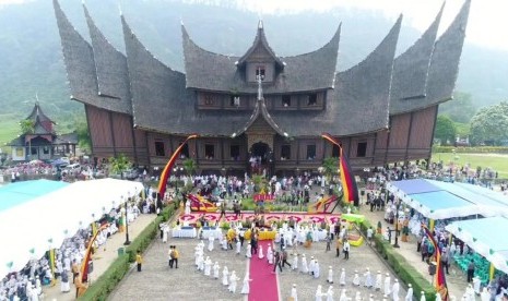 Wakaf 1.000 Hafiz di Istana Pagaruyung, Kabupaten Tanah Datar, Ahad (13/10).