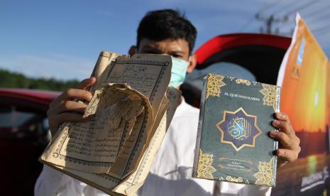 Wakaf Alquran Indonesia Kendari membuka program tukar gratis Alquran yang sudah usang atau robek untuk ganti dengan Alquran baru selama bulan suci Ramadhan.