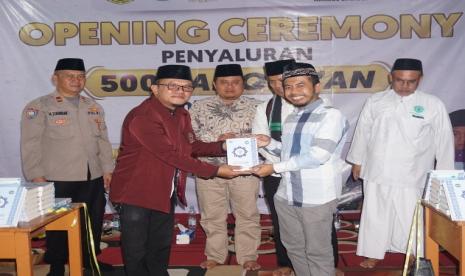 Sebanyak 5000 mushaf Alquran dibagikan hingga ke pedalaman Cianjur oleh Yayasan Amirul Ummah dan Yayasan Wakaf Nur Qur'an.