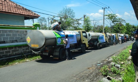 Wakaf Center Indonesia bersinergi dengan Majelis Taklim Telkomsel (MTT) Regional Jawa Timur untuk menyalurkan bantuan air bersih kepada masyarakat Lumajang yang mengalami kekeringan dan kesulitan air bersih.