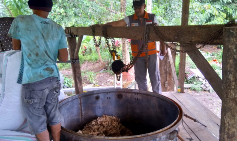 Wakaf produktif penyulingan daun cengkeh.