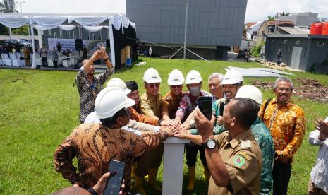 Wakaf Salman bersama Yayasan Pembina Masjid (YPM) Salman ITB dan Salman Global Medika meresmikan kegiatan pembangunan Komplek RS Salman Hospital di Desa Sekarwangi, Kecamatan Soreang, Kabupaten Bandung, belum lama ini.