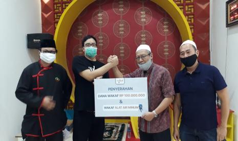 Wakaf Salman kembali menyalurkan bantuan untuk Masjid Lautze-2. Yakni, berupa Wakaf Masjid sebesar Rp 100 juta dan Wakaf Filter Air Siap Minum.   Penyerahan dana bantuan ini di serahkan langsung oleh Direktur Wakaf Salman, M Khirzan Nazar Noe’man kepada Hernawan Mahfudz selaku Pembina Masjid Lautze 2 di Jalan Tamblong No 29 Bandung, Jumat (3/7).