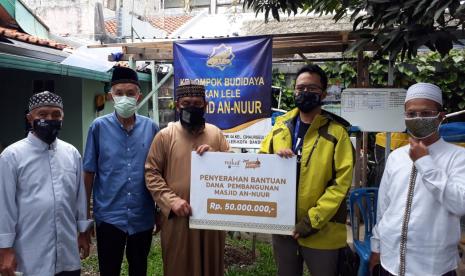 Wakaf Salman menyerahan bantuan untuk program perluasan dan pembangunan Masjid An-Nuur, Muararajeun sebesar Rp 300 juta. 