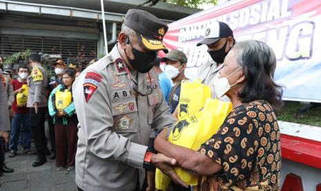 Wakapolda Jateng Brigjen Pol Abioso Seno Aji didampingi sejumlah PJU Polda bersama sejumlah mahasiswa Unnes dan anggota ormas menyerahkan 200 paket bansos pada masyarakat di sekitar Pasar Peterongan, Kota Semarang, Jumat (9/9/2022).