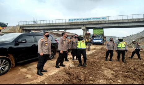 Wakapolda Jabar, Brigjen Pol Bariza Sulfi meninjuan perbaikan jalan tol.