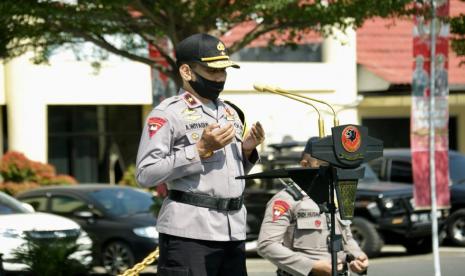 Wakapolda Jabar, Brigjen Pol Dr Ahmad Wiyagus melepas 96 personel Brimob ke Papua. 