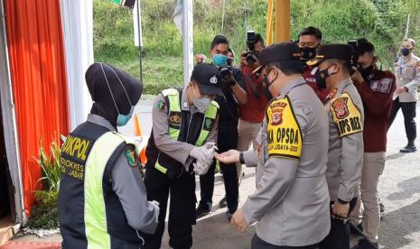 Wakapolda Jabar Brigjen Pol Eddy Sumitro mengunjungi Pos Pam Gentong, Kabupaten Tasikmalaya, Rabu (23/12).