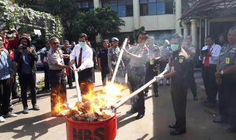 Wakapolda Jabar, Brigjen Pol Supratman (tengah) memimpin pemusnahan barang bukti kejahatan narkoba di Mapolda Jabar, Selasa (15/8). 