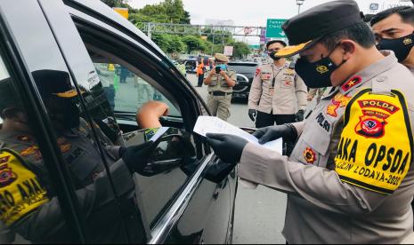 Wakapolda Jawa Barat, Brigjen Pol Eddy Sumitro bersama Satgas Covid-19 Kabupate Bogor melakukan penyekatan kendaraan di Simpang Gadog dan memeriksa surat hasil rapid test para wisatawan, Kamis (31/12). 