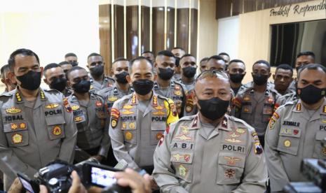 Wakapolda Jawa Tengah, Brigjen Pol Abioso Senoaji, memberikan keterangan pers usai memberikan pengarahan kepada 31 orang Bintara Noken atau Bintara Polri asal pengiriman Polda Papua dan Polda Papua Barat yang telah menjalani masa orientasi kedinasan di wilayah Polda Jawa Tengah, di aula Mapolda Jawa Tengah, Selasa (12/7).