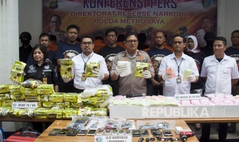 Wakapolda Metro Jaya Brigjen Pol Wahyu Hadiningrat (tengah) bersama Kasubdit II Dit Resnarkoba Polda Metro Jaya AKBP Dony Alexander (kedua kiri) dan Kanit 2 Subdit 2 Dit Resnarkoba Polda Metro Jaya Kompol Ahrie Sonta (kedua kanan) menunjukan barang bukti saat rilis kasus penyelundupan narkotika jenis sabu-sabu dan ekstasi jaringan internasional di Polda Metro Jaya, Jakarta, Rabu (19/12/2018). 