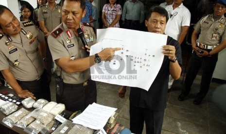  Wakapolda Metro Jaya Brigjen Sudjarno (tengah) menunjukan skema jaringan narkoba di Polda Metro Jaya, Jakarta Pusat, Senin (28/1). (Republika/Adhi Wicaksono)