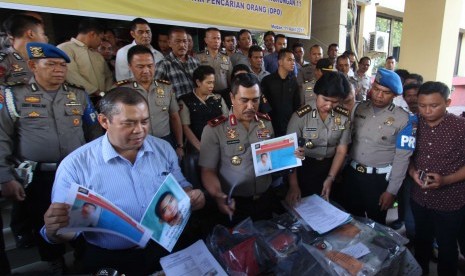 Wakapolda Sumut Brigjen Pol Agus Andrianto (tengah) bersama jajarannya memperlihatkan foto tersangka Andi Lala beserta barang bukti terkait kasus pembunuhan sekeluarga, berdasarkan keterangan 12 orang saksi, di Mapolda Sumatera Utara, Medan, Selasa (11/4).