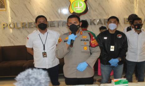 Wakapolres Metro Jakarta Barat AKBP Bismo Teguh Prakoso memberikan penjelasan terkait penangkapan dua bandar narkoba jaringan Sumatera di Mapolres Jakarta Barat, Senin (25/1). 