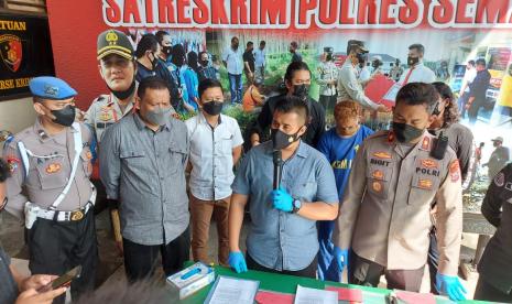 Wakapolres Semarang, Kompol Sigit Ari Wibowo bersama Kasat Reskrim Polres Semarang, AKP Agil Widiyas Sampurna menunjukkan tersangka Sukriyanto berikut barang bukti  kejahatannya di mapolres Semarang, Kabupaten Semarang, Selasa (24/5). Residivis kasus pencurian dengan pemberatan (curat) ini diringkus setelah menggasak uang tunai Rp 303 juta milik warga Bringin, Kabupaten Semarang.