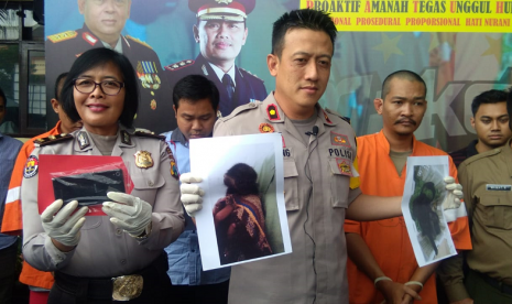 Wakapolresta Malang, Kompol Bambang Christanto Utomo memberikan keterangan pers ihwal penangkapan pembeli satwa dilindugi, lutung Jawa dan pencurian gawai di Mapolresta Malang, Selasa (4/12). 