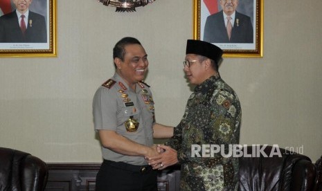 Wakapolri Komisaris Jenderal Pol Syafruddin bersama Menteri Agama Lukman Hakim Saifuddin (dari kiri) bersalaman saat akan melakukan pertemuan tertutup di Kantor Kementerian Agama, Jakarta, Rabu (4/4).