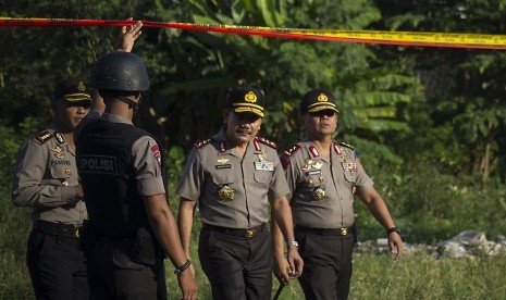 Wakapolri Komjen Badrodin Haiti (kedua kanan) didampingi Kapolda Metro Jaya Irjen Unggung Cahyono (kanan) memantau lokasi ledakan di Tanah Abang, Jakarta, Rabu (8/4).