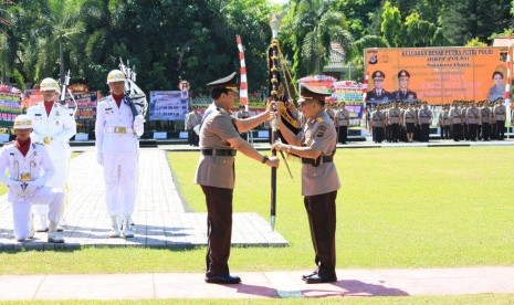   Wakapolri Komjen Budi Gunawan menyerahkan Pataka Polda Sulut Sarwa Bhrata Eka (Bintang Dua) kepada Kapolda Sulawesi Utara.