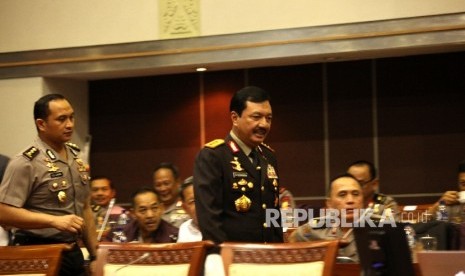 Wakapolri Komjen Pol Budi Gunawan bersiap menyampaikan visi misinya saat menjalani uji kelayakan dan kepatutan (fit and proper test) sebagai calon Kepala Badan Intelejen Negara (BIN) di Komisi I DPR RI, Kompleks Parlemen, Jakarta, Rabu (7/9)