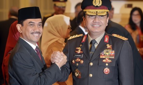 Wakapolri Komjen Pol Budi Gunawan (kanan) berjabat tangan dengan Kepala Badan Nasional Penanggulangan Terorisme (BNPT) Komisaris Jenderal Polisi Suhardi Alius (kiri) seusai pengucapan sumpah jabatan di Istana Negara, Jakarta, Rabu (20/7). 