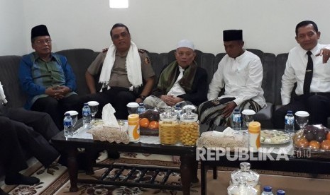 Wakapolri,  Komjen Pol Drs Syafruddin, menjenguk Pimpinan Pondok Pesantren Al Hidayah, Santiong, Kecamatan Cicalengka, Kabupaten Bandung, Kh Umar Basri di rumahnya