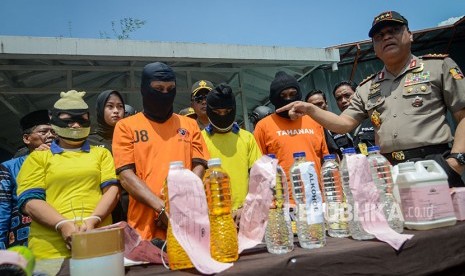 Wakapolri Komjen Pol Syafruddin (kanan) menginterogasi tersangka pembuat minuman keras (miras) oplosan saat digelar rilis di kediaman tersangka di Cicalengka, Kabupaten Bandung, Jawa Barat, Kamis (19/4).