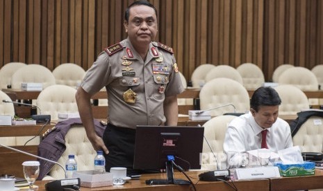 Wakapolri Komjen Pol Syafruddin (kiri) didampingi Kabareskrim Polri Komjen Pol Ari Dono Sukmanto (kanan) menghadiri rapat dengar pendapat umum (RDPU) dengan Pansus Hak Angket KPK di kompleks Parlemen Senayan, Jakarta, Rabu (19/7).