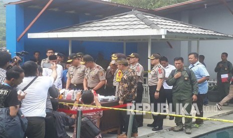 Wakapolri, Komjen Pol Syafruddin mendatangi rumah tersangka Samsudin Simbolon, pelaku utama pembuat miras jenis ginseng di Cicalengka, Kamis (19/4).