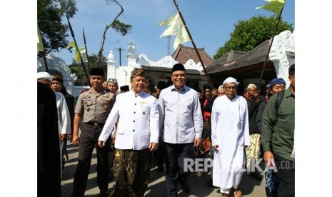 Wakapolri Komjen Pol Syafruddin yang juga wakil ketua DMI mendapat penghargaan dari Sultan Sepuh Keraton Kasepuhan Cirebon Pangeran Arif Natadiningrat atas pengabdiannya dalam memakmurkan masjid, Sabtu (5/5). 