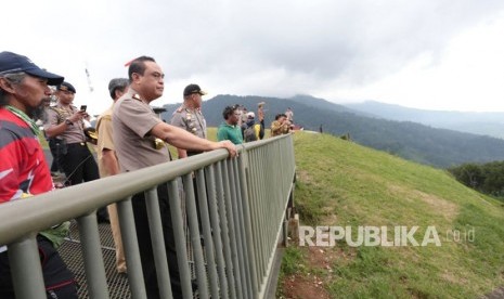 Wakapolri Komjen Pol Syafruddin yang menjabat sebagai Chef de Mission (CdM) kontingen Indonesia pada Asian Games 2018 melakukan tinjauan lokasi cabang olahraga paralayang, di kawasan Puncak, Cisarua, Bogor. 