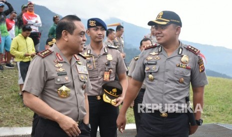 Wakapolri Komjen Pol Syafruddin yang menjabat sebagai Chef de Mission (CdM) kontingen Indonesia pada Asian Games 2018 melakukan tinjauan lokasi cabang olahraga paralayang, di kawasan Puncak, Cisarua, Bogor. 