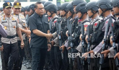 Wakapolri Komjen Syafruddin (ketiga kiri) didampingi Kapolda Metro Jaya Irjen Idham Aziz (kiri) menyalami anggota Brimob pasca kericuhan yang terjadi di Rutan cabang Salemba di Mako Brimob, Kelapa Dua, Depok, Jawa Barat, Rabu (9/5). Sebanyak 155 narapidana menyerah setelah dilakukan tindakan ultimatum dan selanjutnya dibawa ke Lapas Nusakambangan.