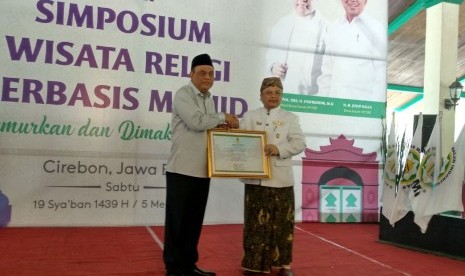 Wakapolri Komjen Syafruddin sekaligus Wakil Ketua Dewan Masjid Indonesia (DMI) mendapatkan gelar Khalifah Penata Tajug dari Sultan Sepuh ke XIV Keraton Kesepuhan Cirebon, Arief Natadiningrat di Kesepuhan Cirebon, Jawa Barat, Sabtu (5/5). 