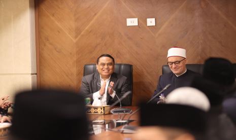 Waketum DMI Komjen Pol (P) DR H Syafruddin MSi memimpin Forum Komunikasi Pesantren Muadalah (FKPM) berkunjung ke Al-Azhar, Ahad (28/11). 