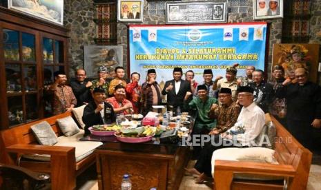 Waketum MUI KH Marsudi Syuhud (tengah) bersama tokoh lintas agama.