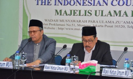 Waketum MUI Prof Yunahar Ilyas Lc MA dan Waketum MUI Drs. Zainut Tauhid Saadi MSi memimpin rapat Dewan Pimpinan Harian MUI di Gedung MUI Pusat, Jakarta, Selasa (12/2). Dok Istimewa