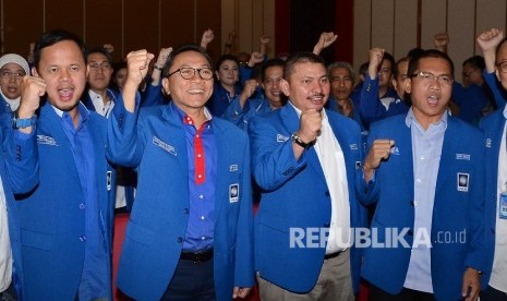  (dari kiri) Waketum PAN Bima Arya, Ketum PAN Zulkifli Hasan, Ketua Fraksi Mulfachri Harahap dan Sekretaris PAN Yandri Susanto pada acara Latihan Kader Amanat Utama ke-21 di Sentul Bogor, Jawa Barat. Jumat (26/2).(Republika/Musiron) 